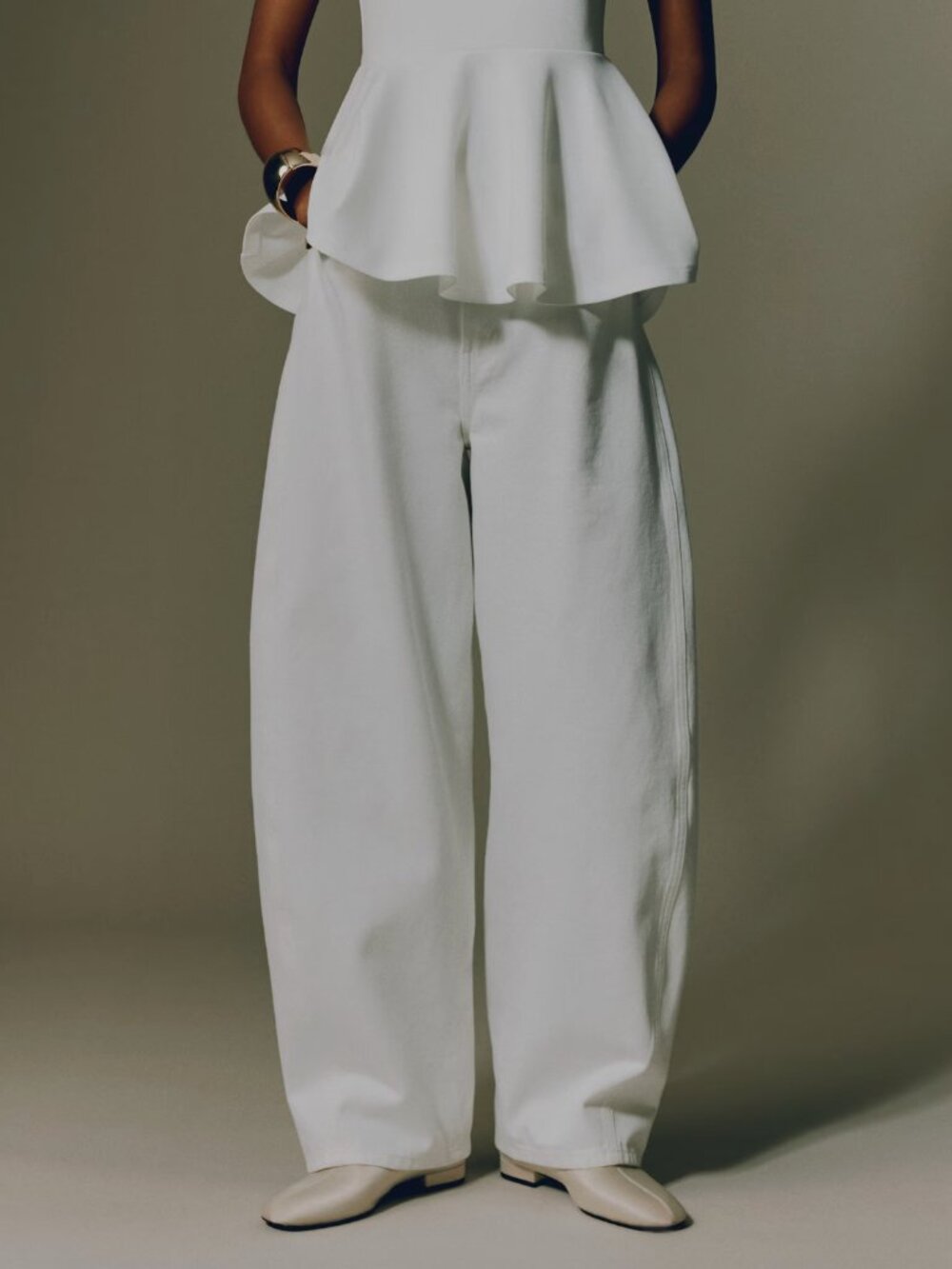 SOLD OUT H&M BARREL-LEG HIGH-WAIST JEANS IN WHITE SIZE 4